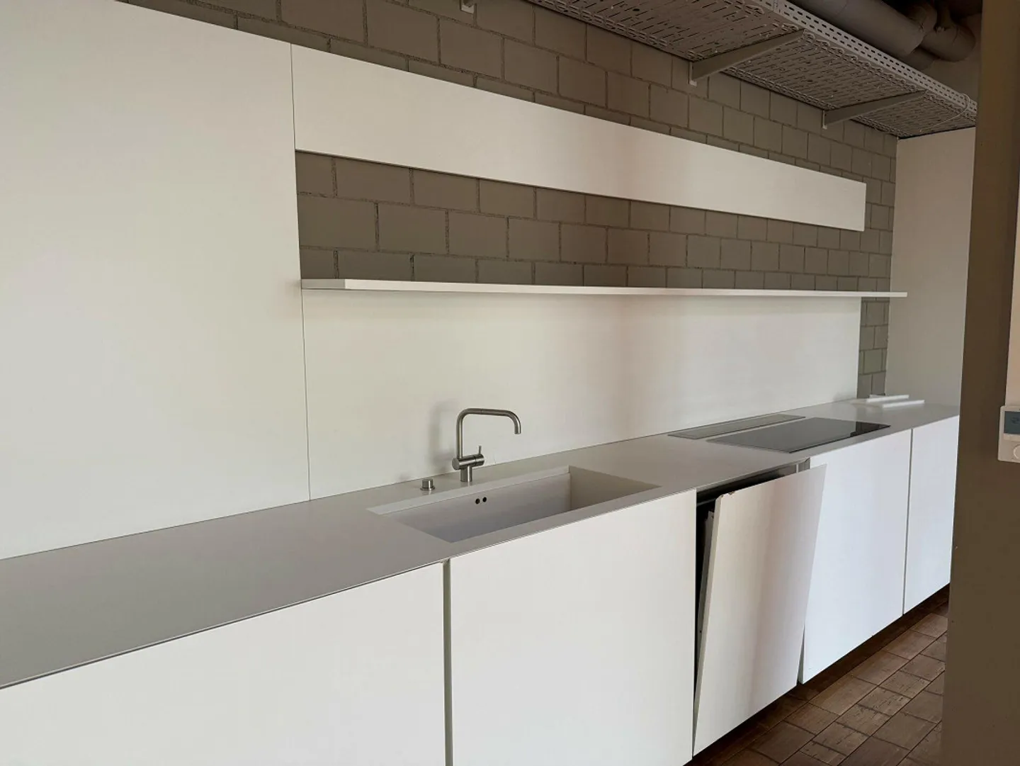 Espace de bureau ou de service attrayant - axe de circulation principal (bon emplacement/visibilité) - Photo 13 sur 21