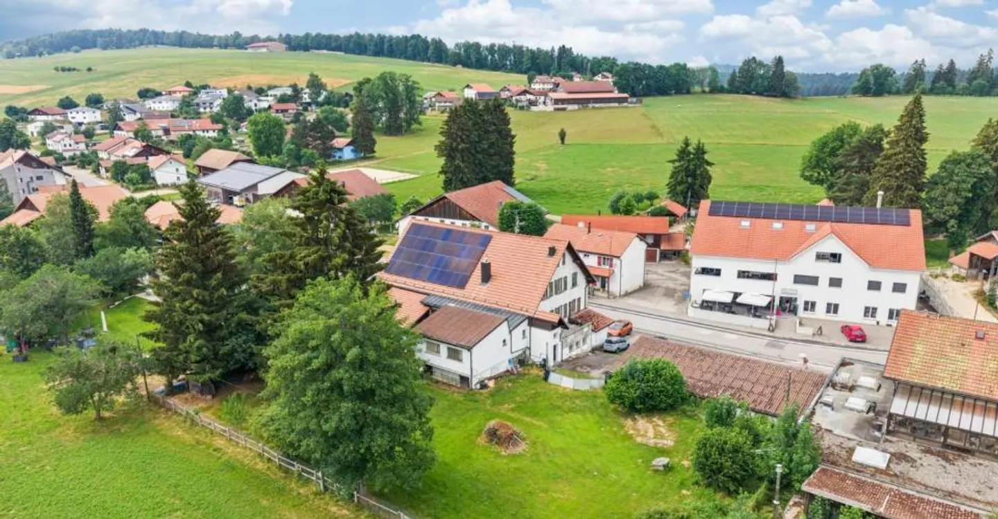 Propriété Mixte à Lajoux - Photo 1 sur 13