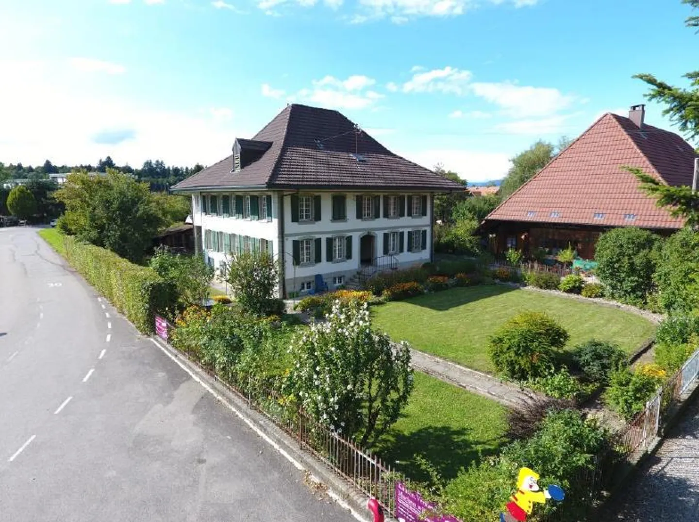 «Charmantes Zweifamilienhaus – umgebaut zur Kita und Tagesschule in ruhiger Lage von Lotzwil» - Foto 1 von 10