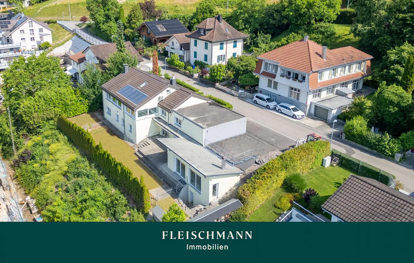 Voluminöses Einfamilienhaus mit Wellness und Poolhaus - Foto 1 von 24