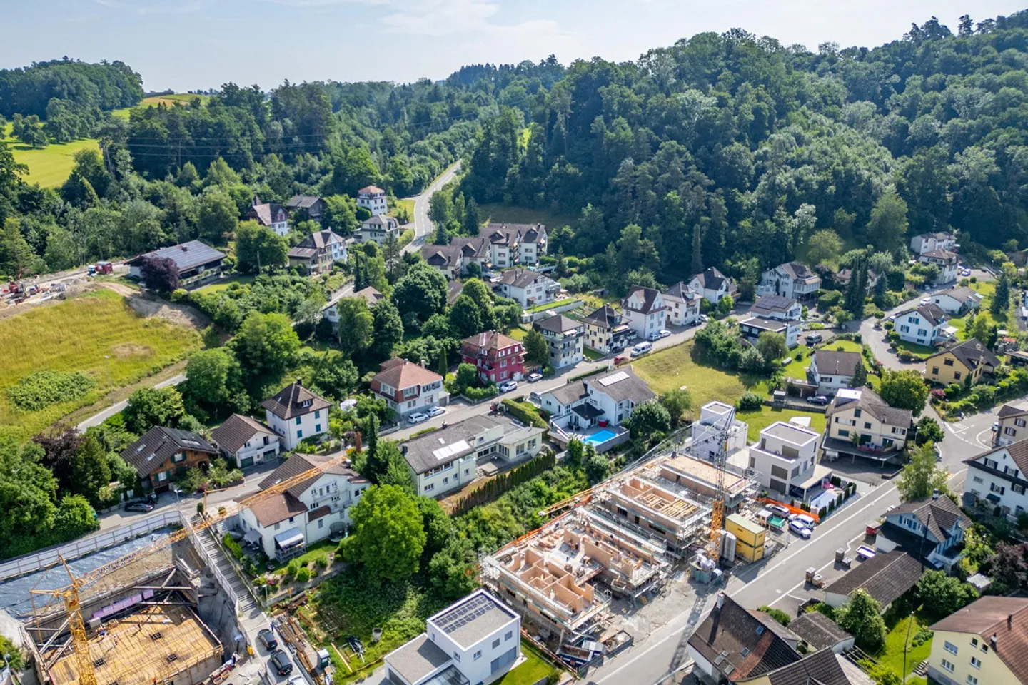 Voluminöses Einfamilienhaus mit Wellness und Poolhaus - Foto 2 von 24