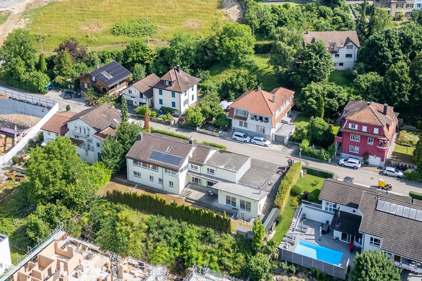 Voluminöses Einfamilienhaus mit Wellness und Poolhaus - Foto 3 von 24