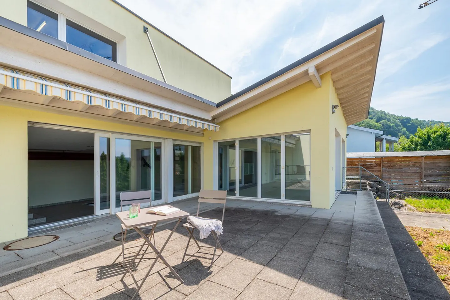 Voluminöses Einfamilienhaus mit Wellness und Poolhaus - Foto 4 von 24