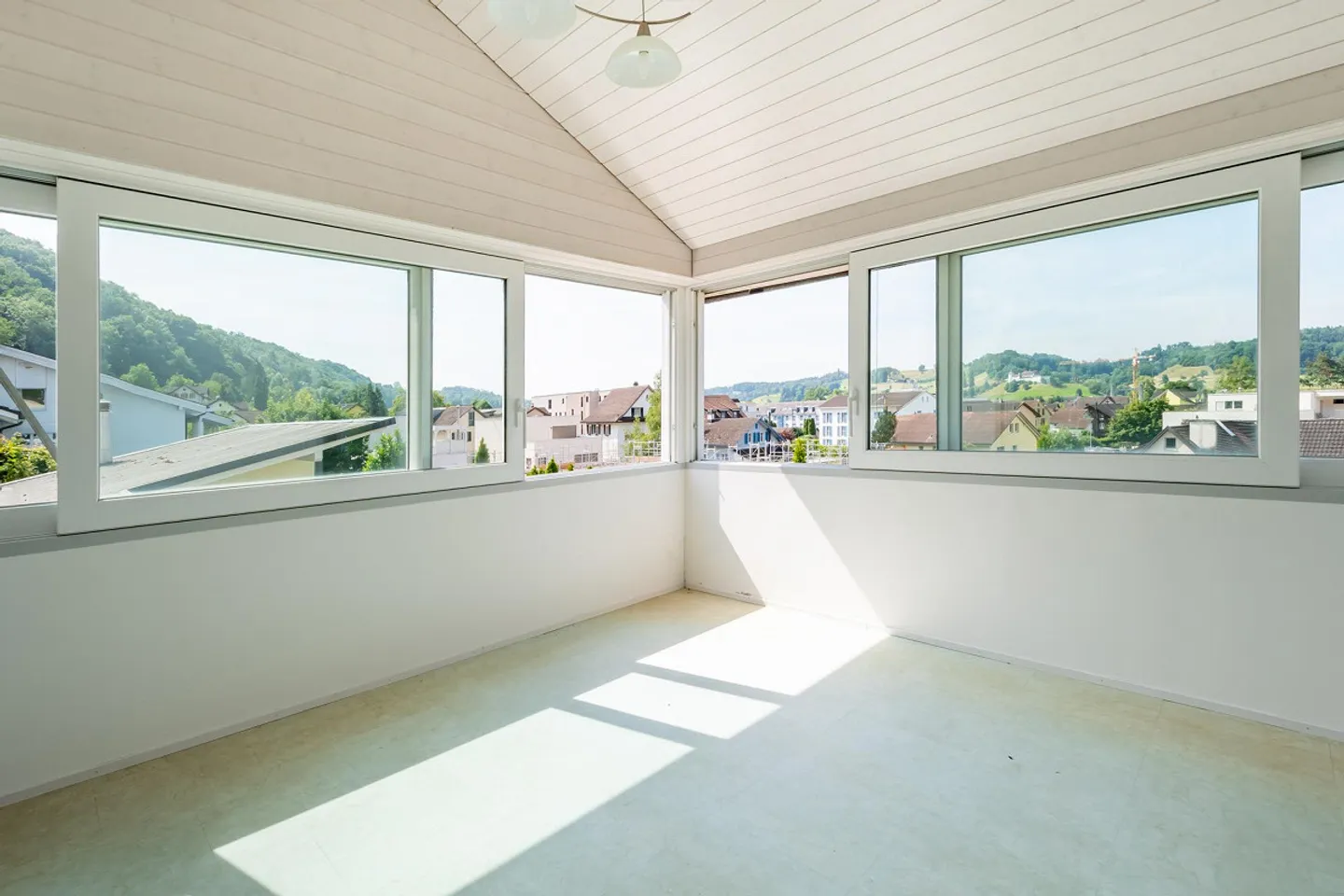 Voluminöses Einfamilienhaus mit Wellness und Poolhaus - Foto 10 von 24