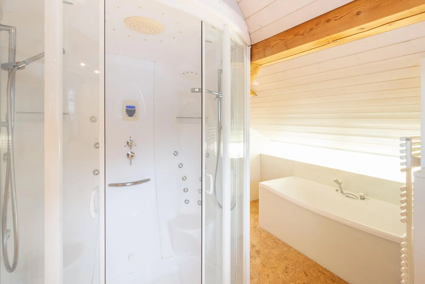Voluminöses Einfamilienhaus mit Wellness und Poolhaus - Foto 14 von 24