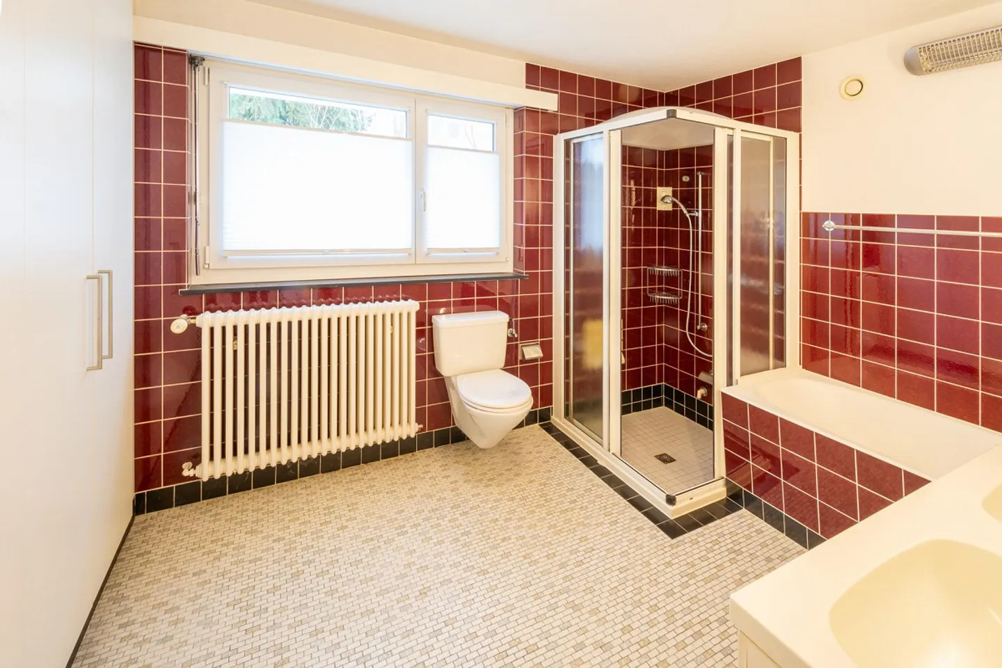 Voluminöses Einfamilienhaus mit Wellness und Poolhaus - Foto 17 von 24