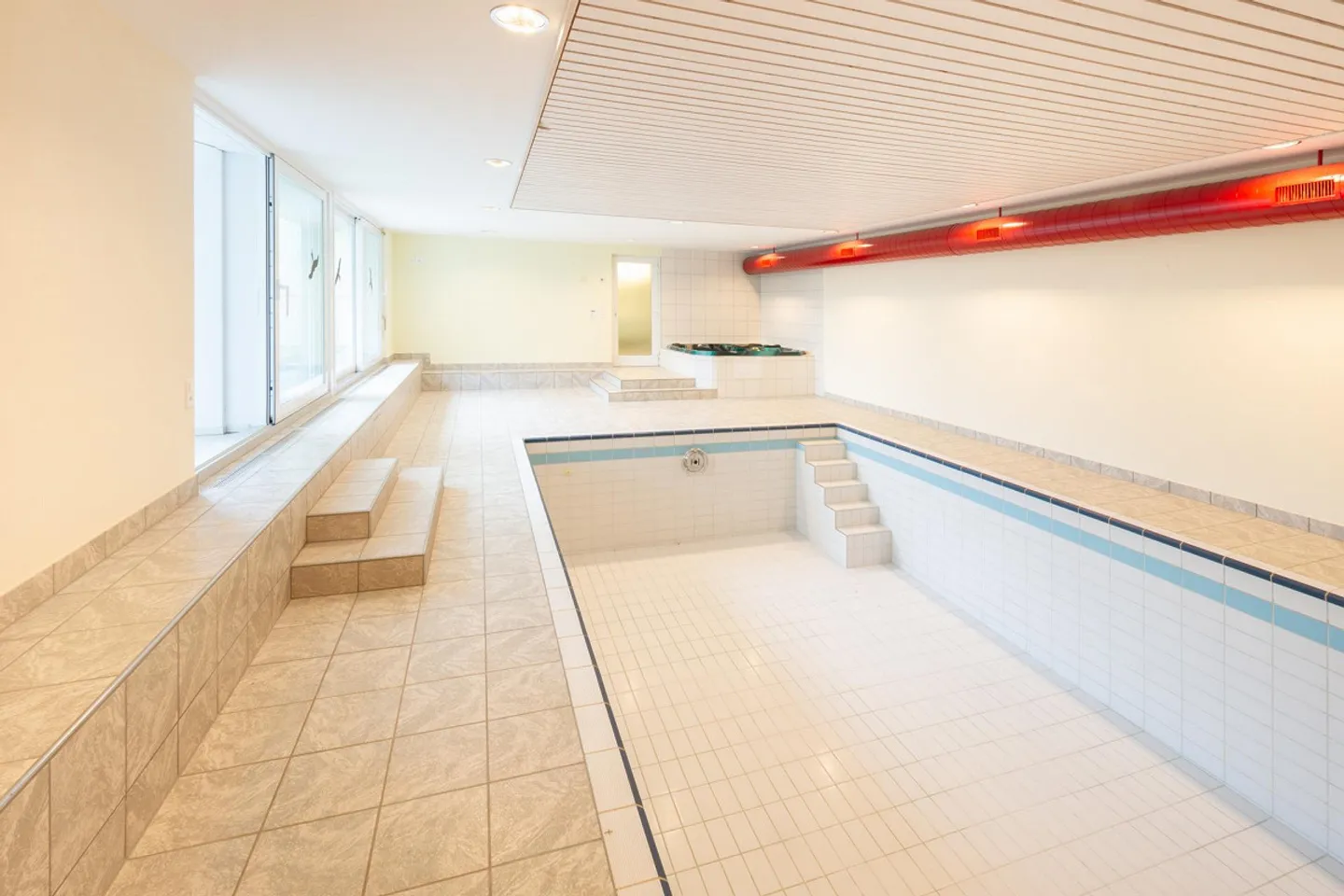 Voluminöses Einfamilienhaus mit Wellness und Poolhaus - Foto 19 von 24