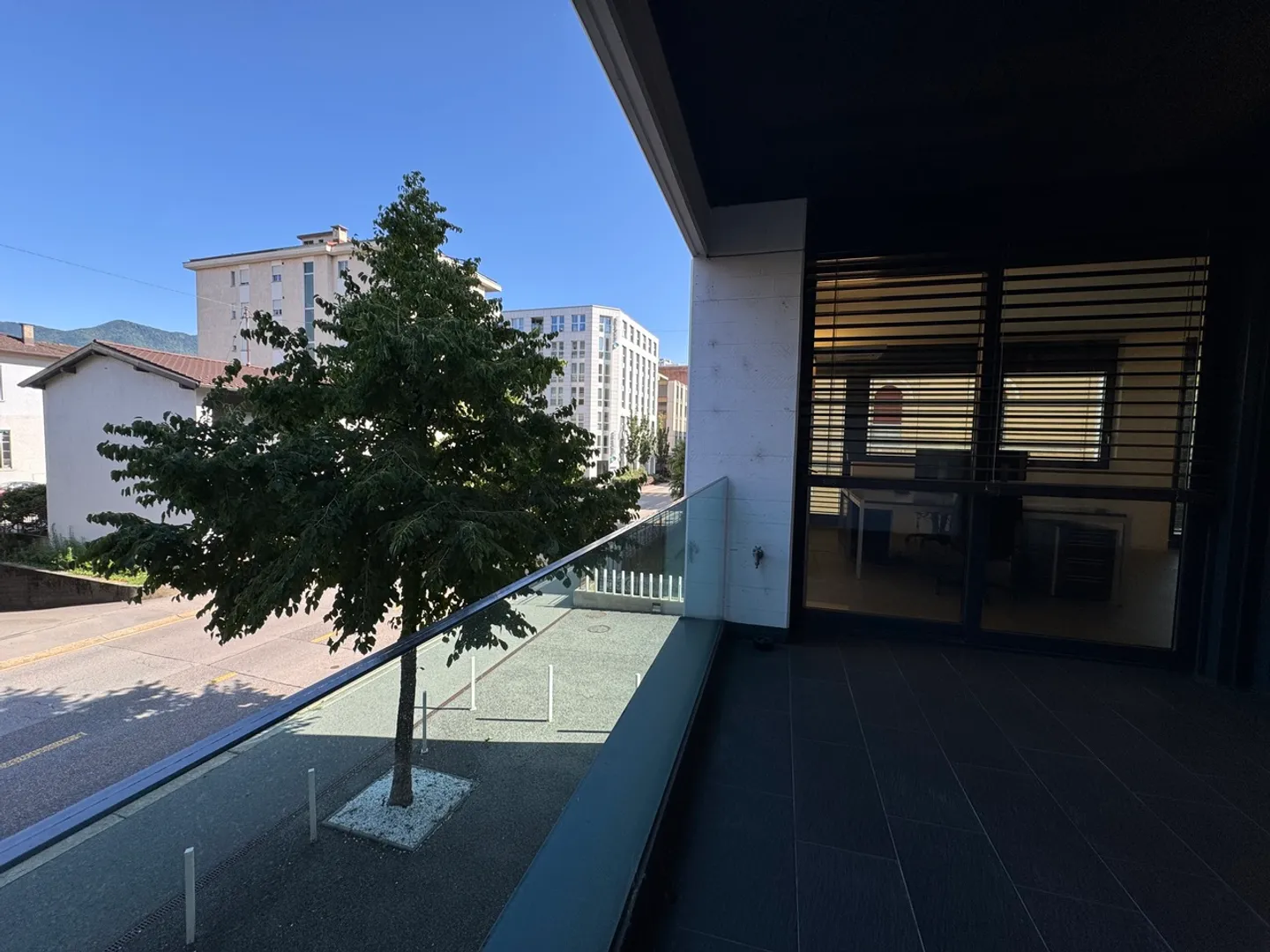 Bureau moderne, également adapté comme espace de vie - Photo 8 sur 17