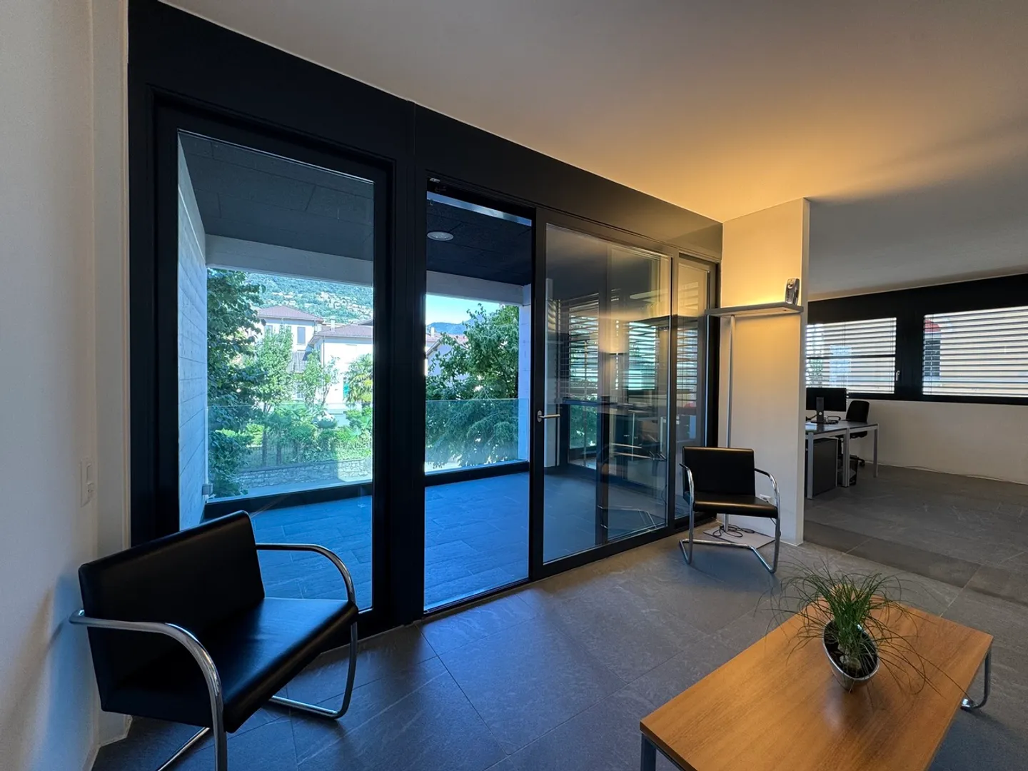 Bureau moderne, également adapté comme espace de vie - Photo 10 sur 17