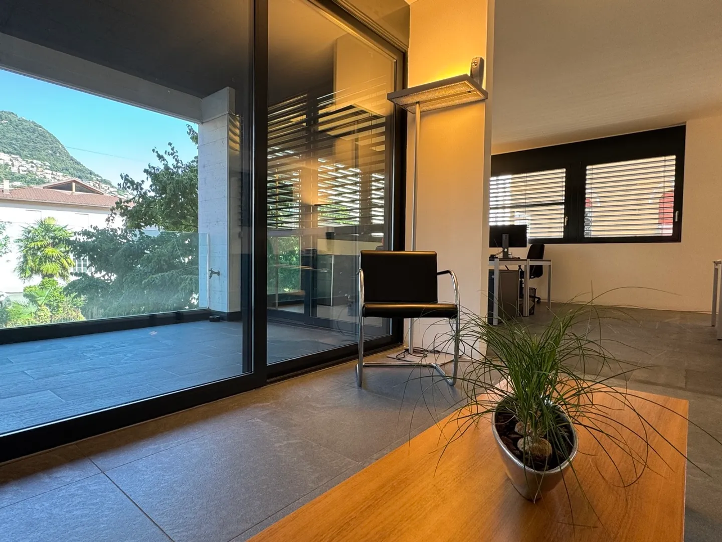 Bureau moderne, également adapté comme espace de vie - Photo 9 sur 17