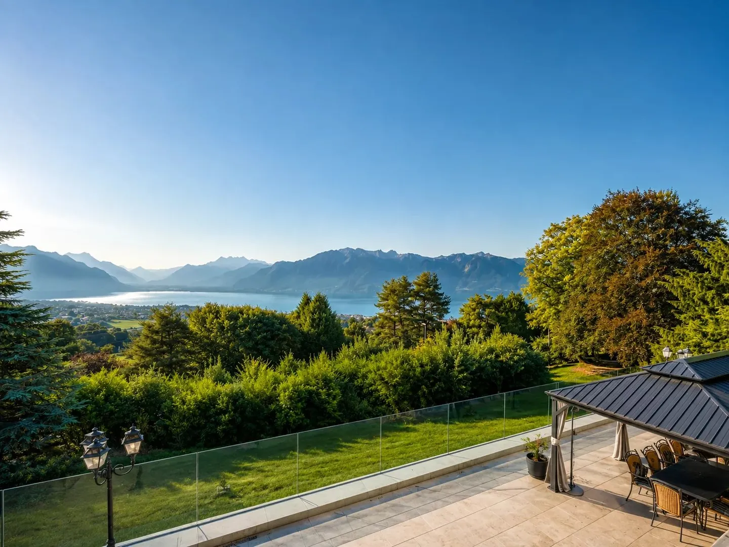 Charmante Villa mit Seeblick - Foto 1 von 12