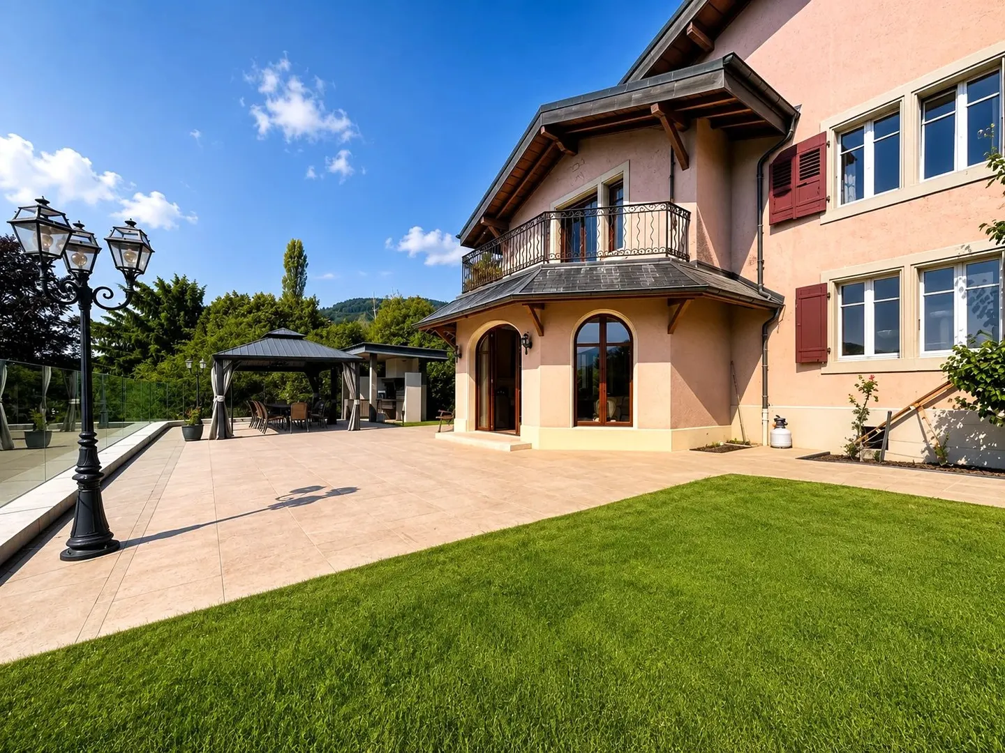 Charmante Villa mit Seeblick - Foto 2 von 12