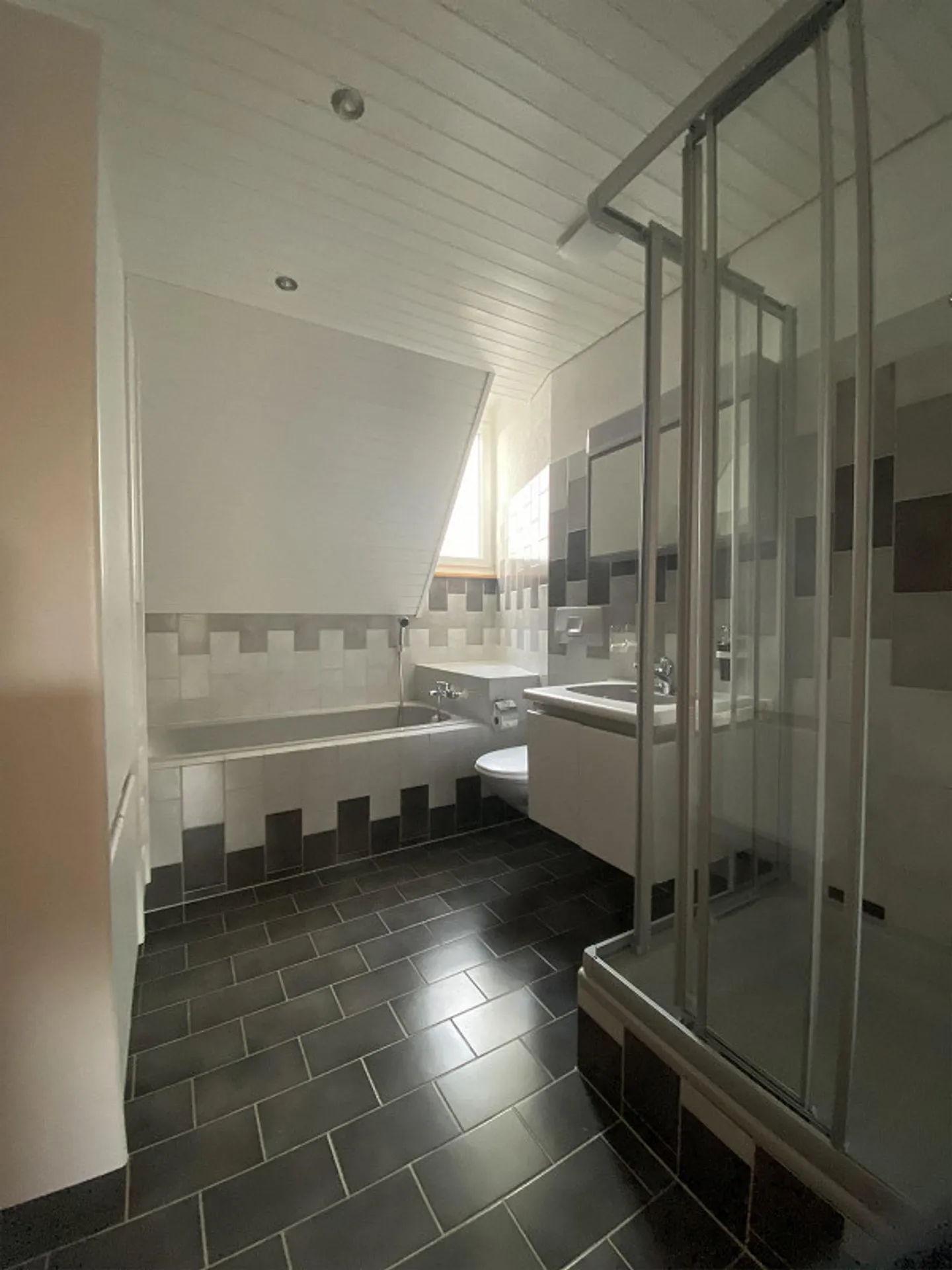 renovierte Dachwohnung an schöner Aussichtslage - Foto 5 von 11