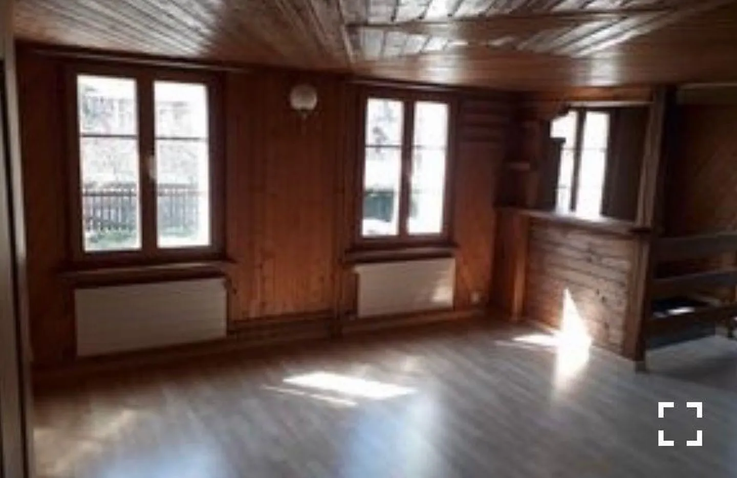 Grande appartement de 3,5 pièces avec balcon dans un environnement verdoyant - Photo 2 sur 15