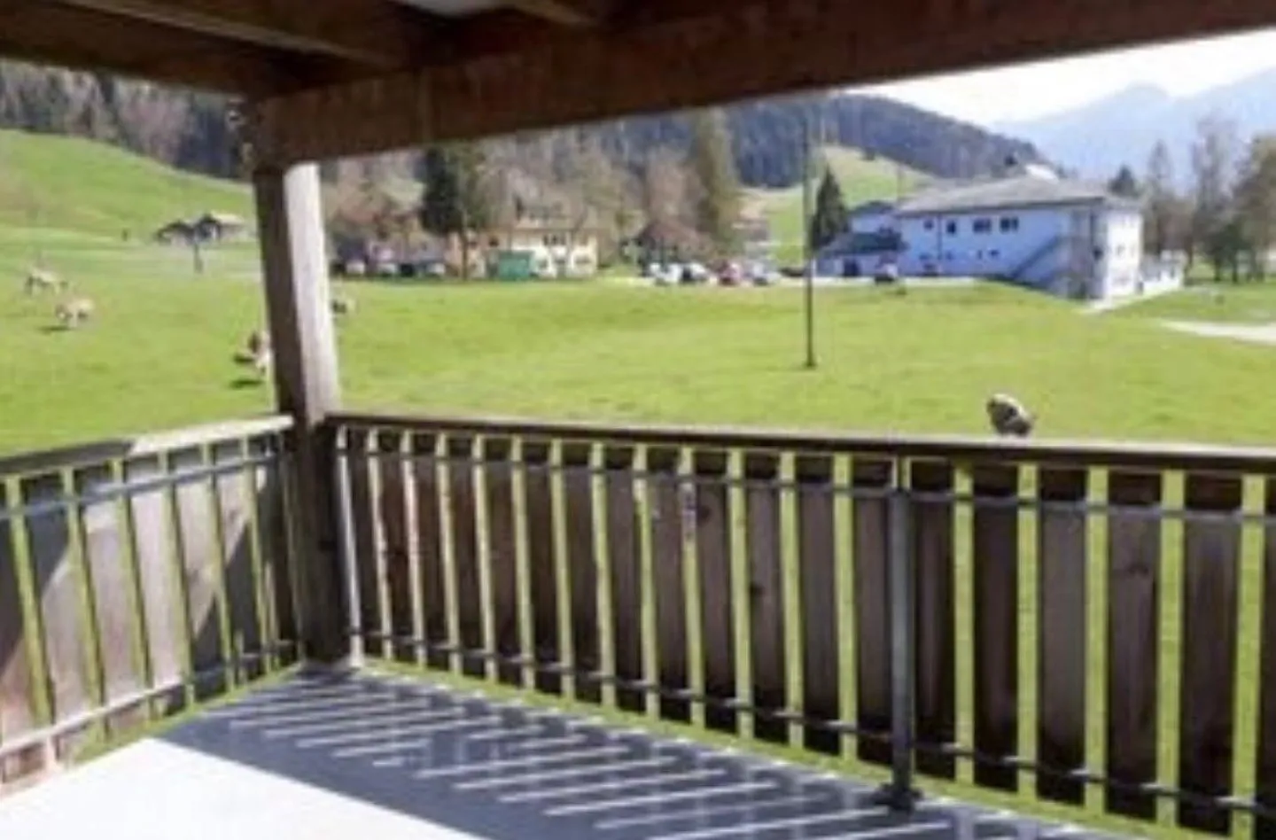 Grande appartement de 3,5 pièces avec balcon dans un environnement verdoyant - Photo 14 sur 15