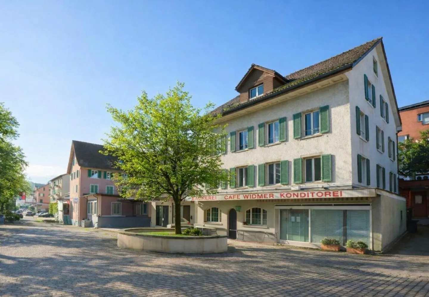 MOLTO SPAZIO IN UNA POSIZIONE CENTRALE: EDIFICIO RESIDENZIALE E COMMERCIALE CON POTENZIALE - Foto 1 di 6