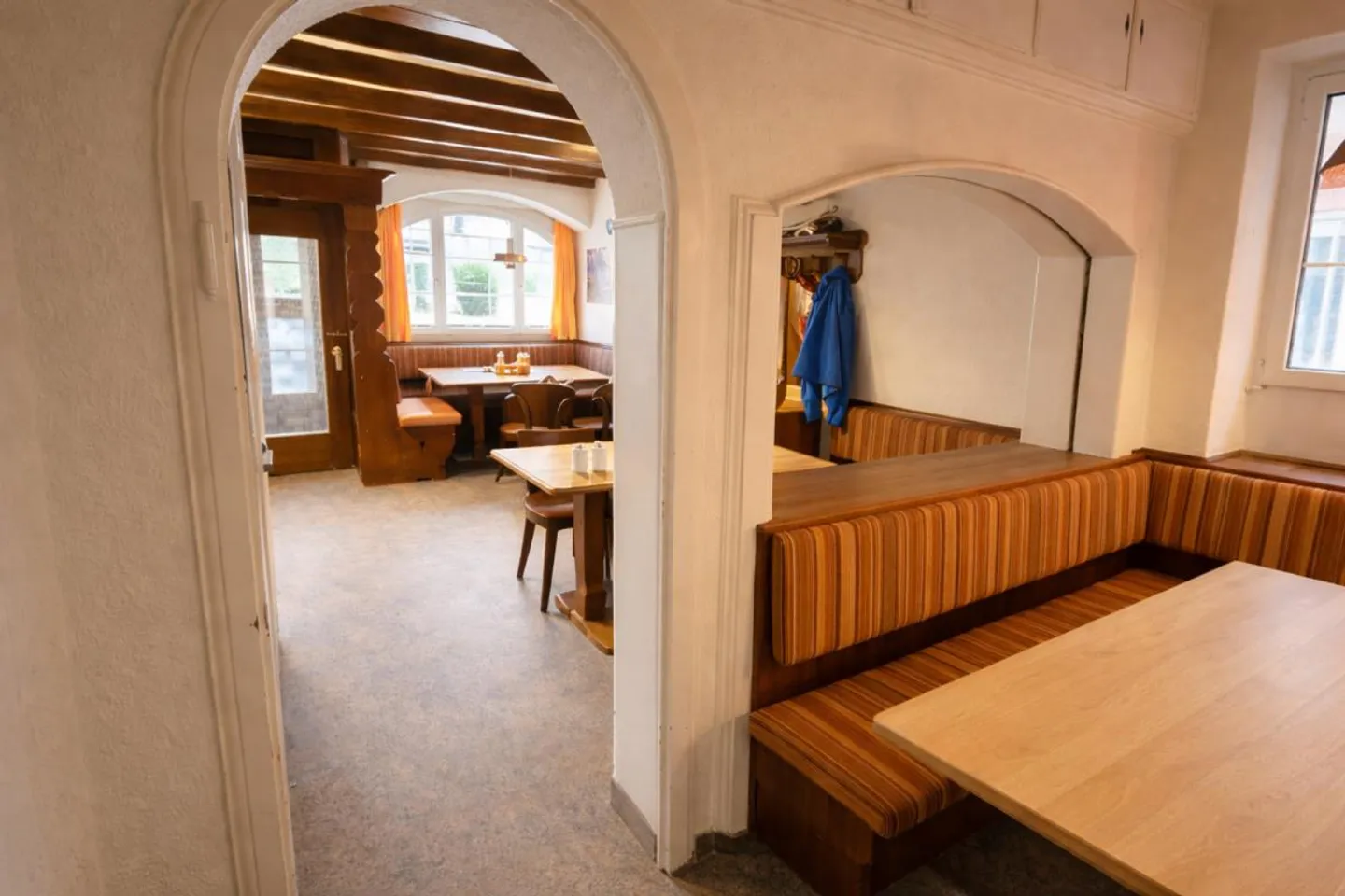 MOLTO SPAZIO IN UNA POSIZIONE CENTRALE: EDIFICIO RESIDENZIALE E COMMERCIALE CON POTENZIALE - Foto 4 di 6