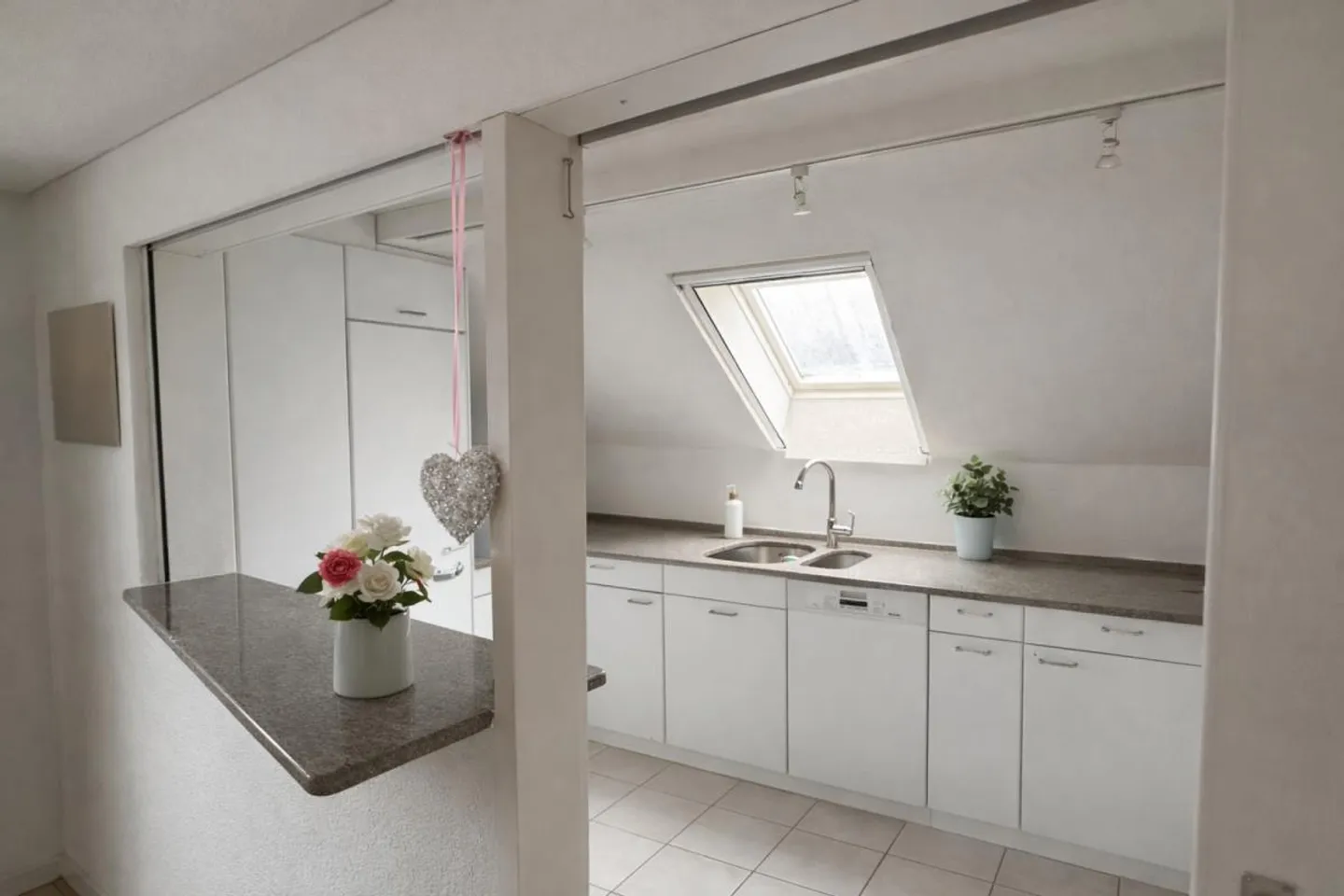 MOLTO SPAZIO IN UNA POSIZIONE CENTRALE: EDIFICIO RESIDENZIALE E COMMERCIALE CON POTENZIALE - Foto 5 di 6