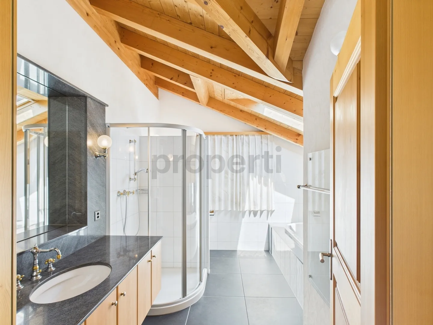 Luxuriöse und elegante 6.5-Zimmer Dachwohnung in Meiringen - Foto 9 von 12