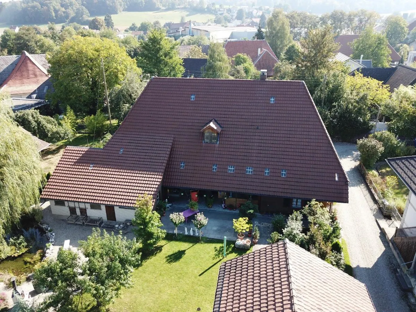 Casa colonica di 5,5 stanze con grande potenziale di sviluppo nell'idilliaco Lotzwil - Foto 1 di 10