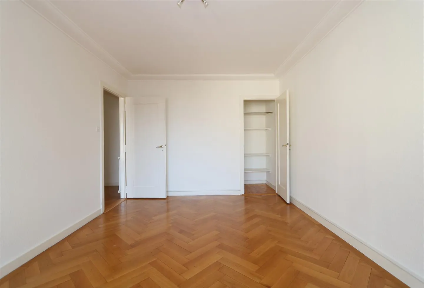 2.5-room apartment with balcony in Champel - Photo 3 of 9