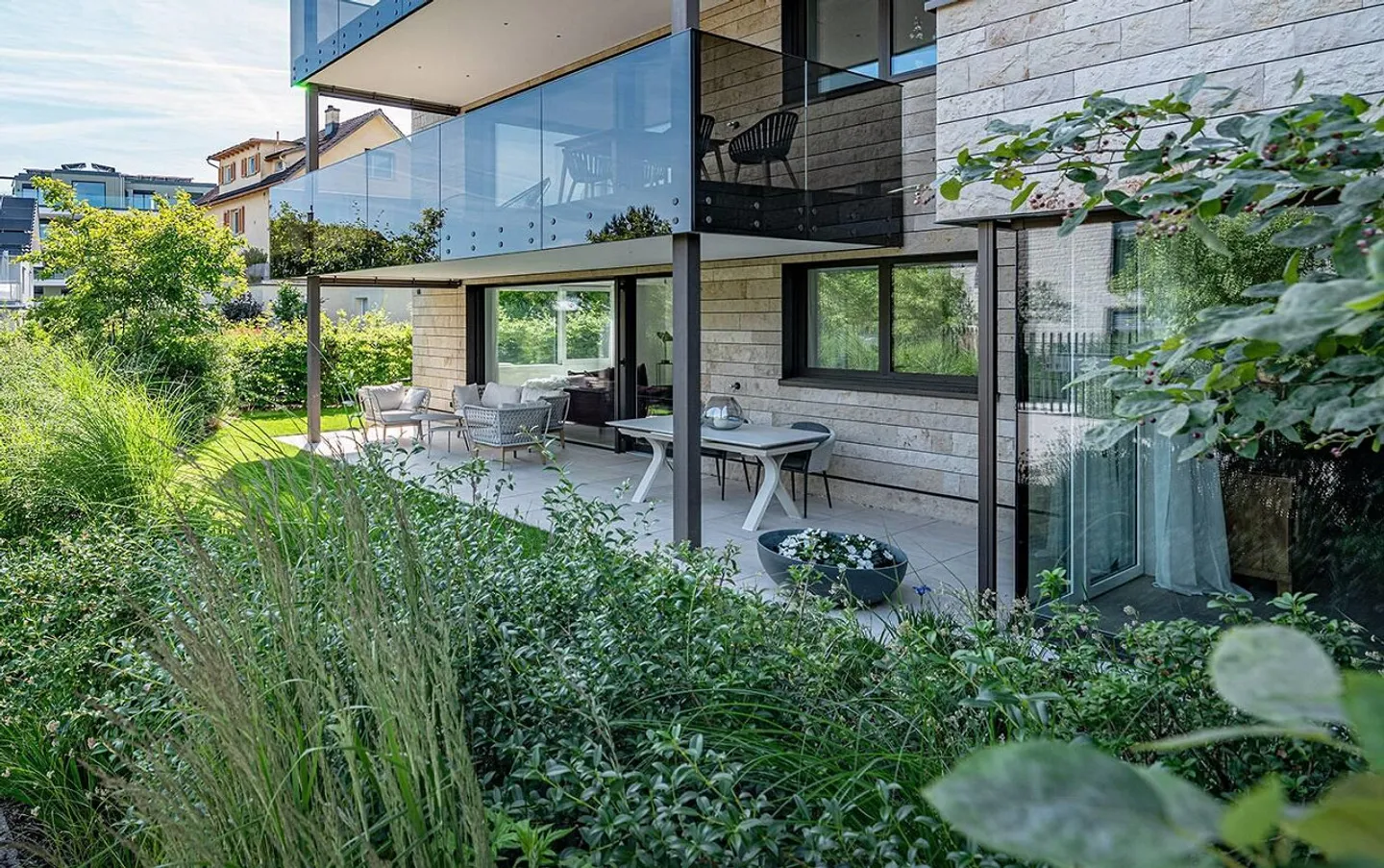 ELEGANZA MODERNA SUL LAGO - APPARTAMENTO DESIGN COSTRUITO NEL 2024 A LACHEN - Foto 1 di 5