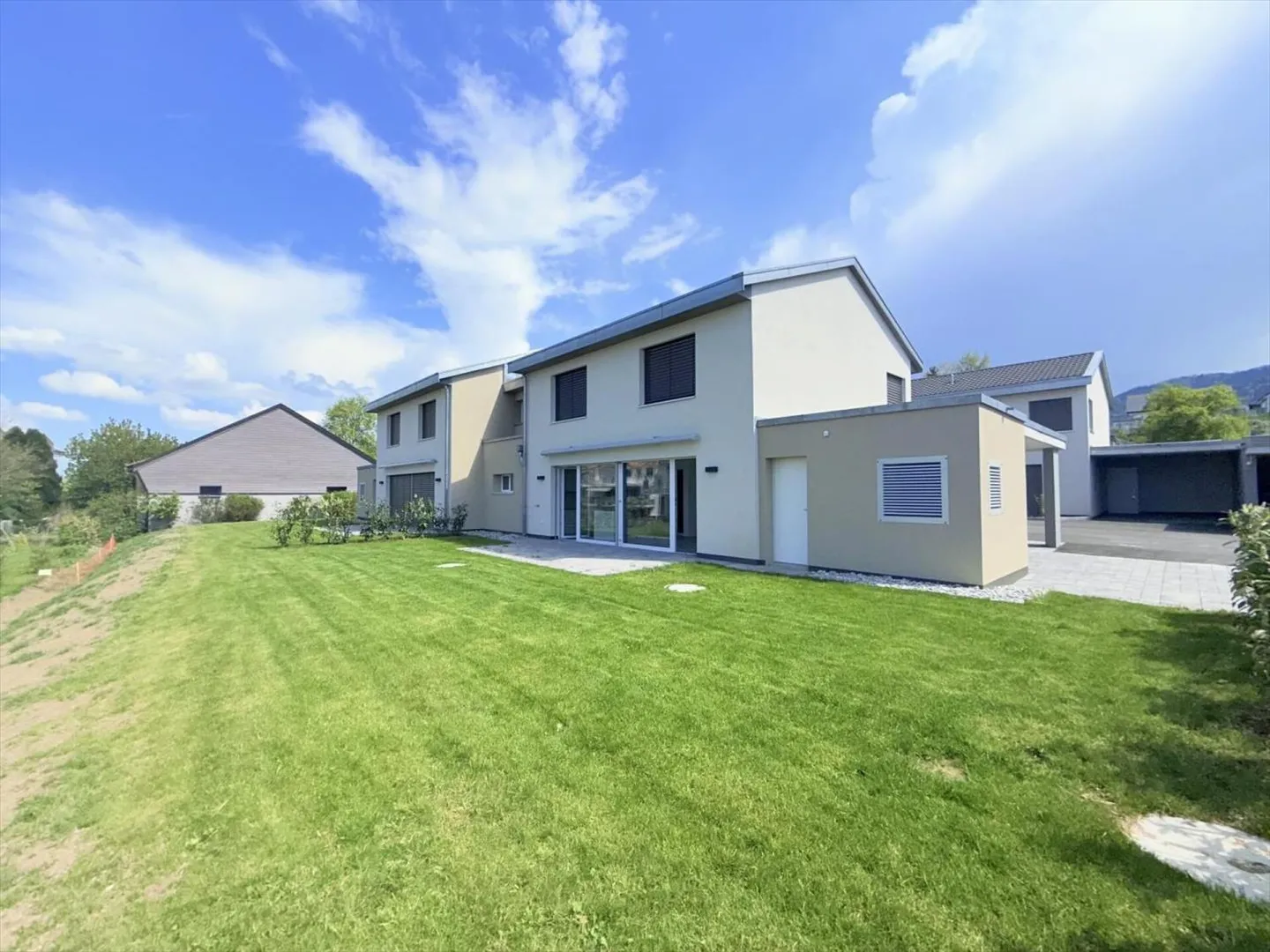 Row house for sale - Photo 1 of 13