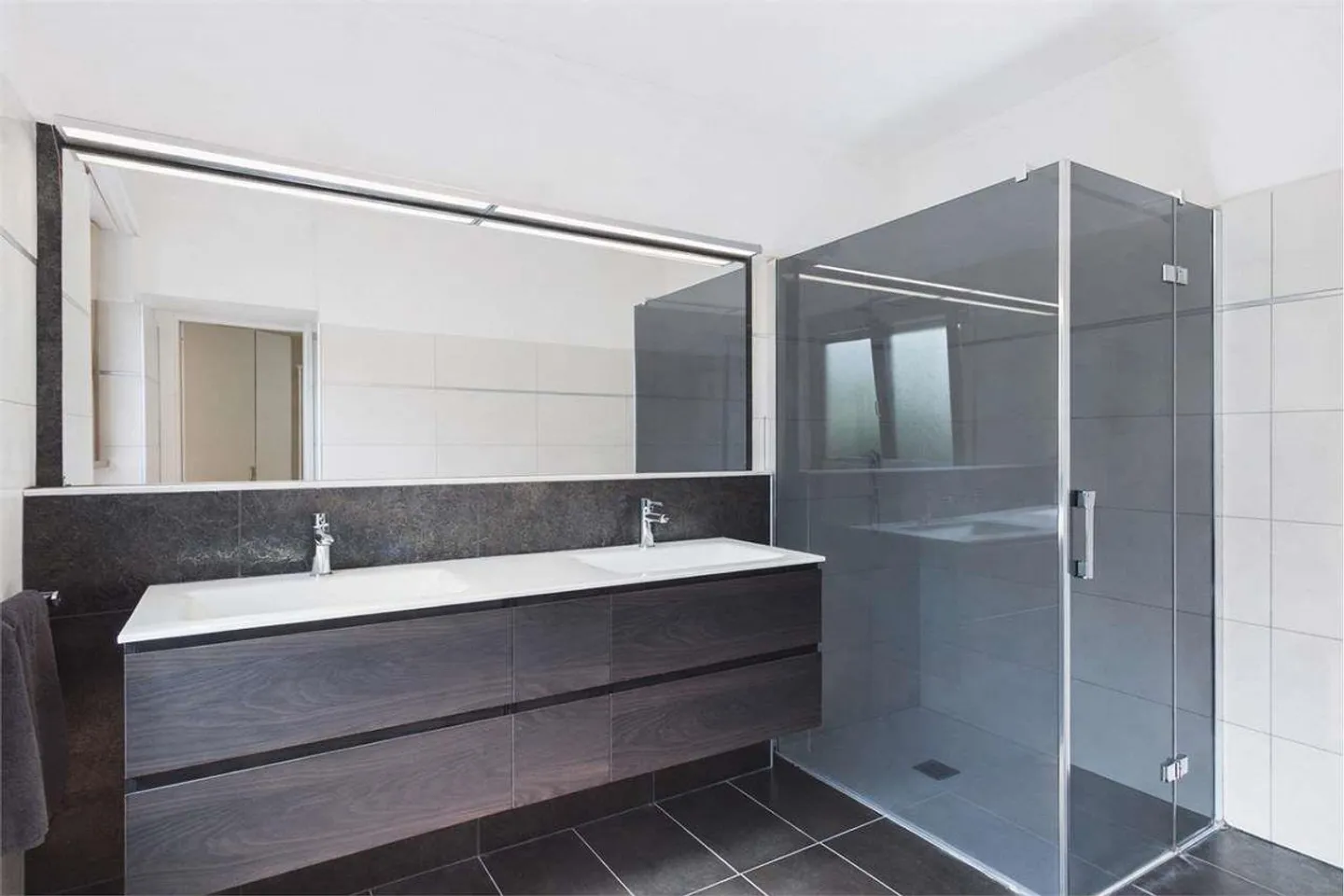Caslano: Spacious 4.5 Room House with Garden - Photo 11 of 13