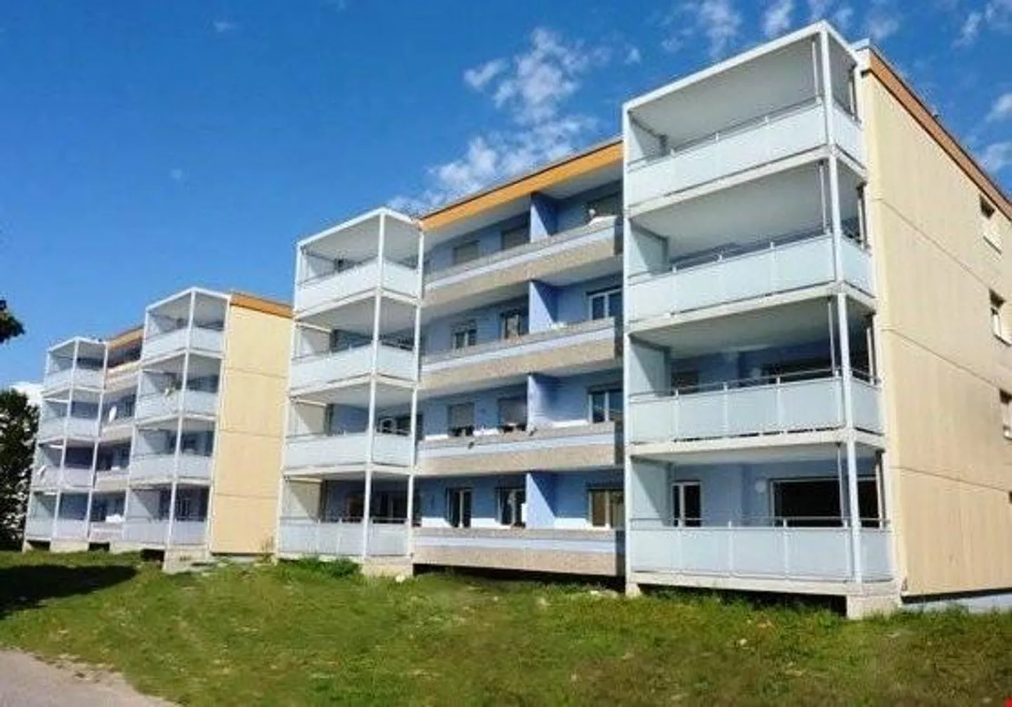 Modern apartment with large balcony seeks new tenants - Photo 1 of 9
