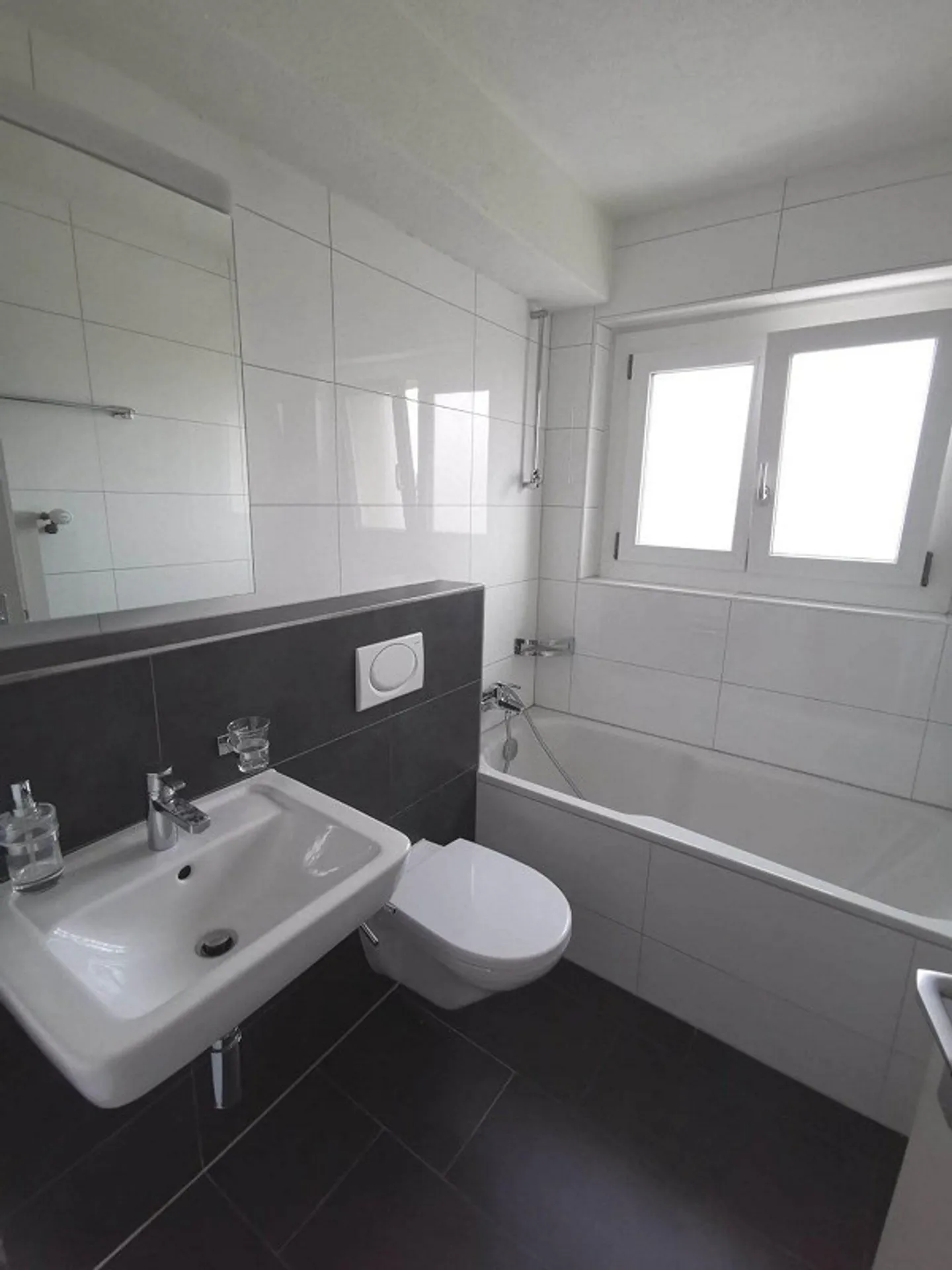 Modern apartment with large balcony seeks new tenants - Photo 8 of 9