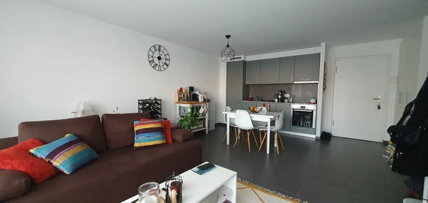 STANDING - 2.5 rooms on the 1st floor with parking space and swimming pool - Photo 1 of 7