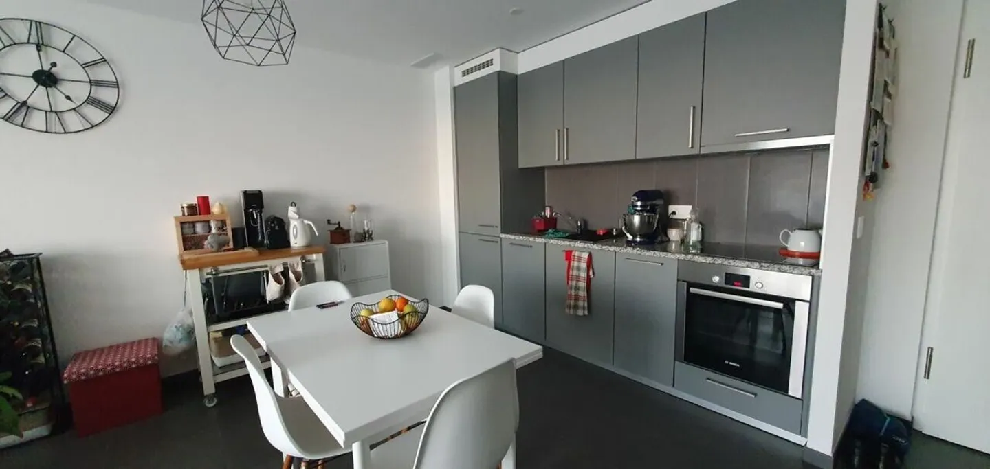 STANDING - 2.5 rooms on the 1st floor with parking space and swimming pool - Photo 2 of 7