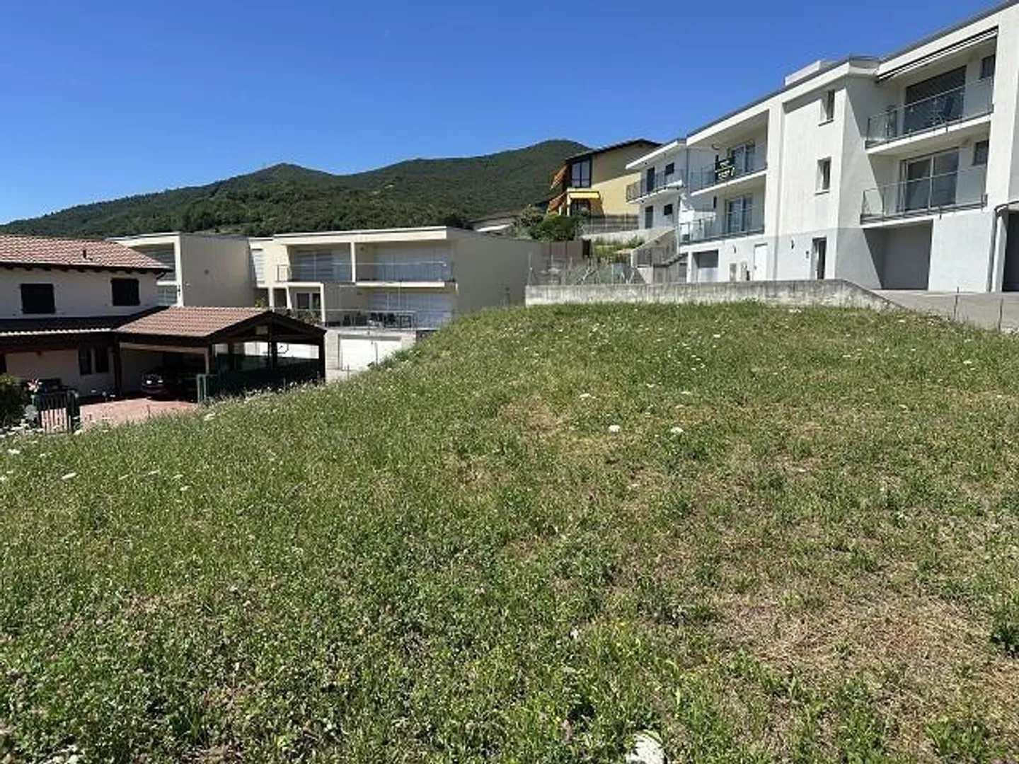 Sonniges Bauland in Arzo - Foto 1 von 14