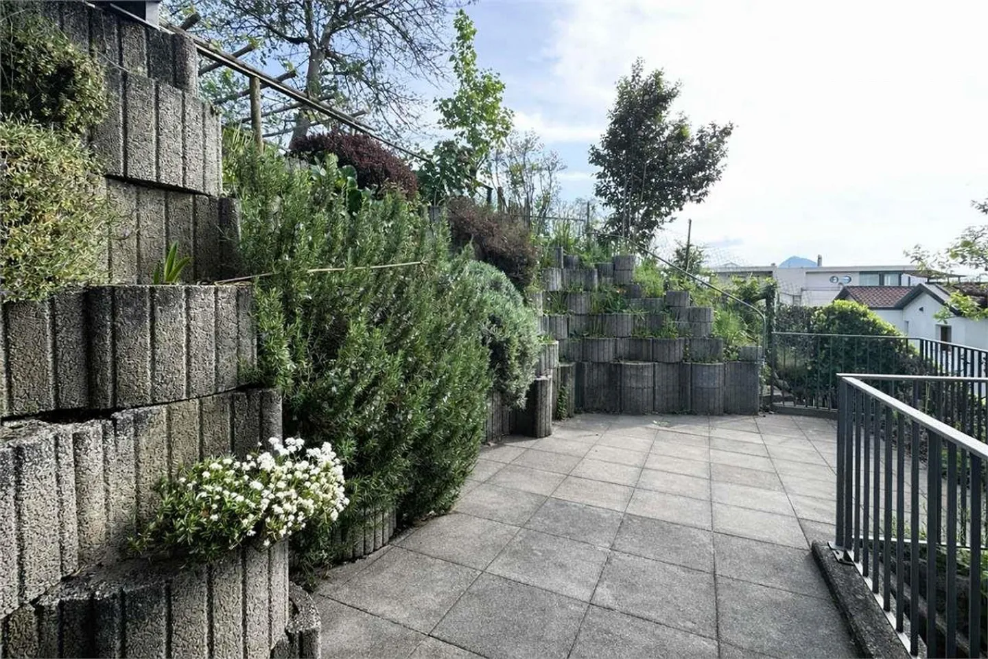 Comfortable and Spacious Apartment with Terrace and View - Photo 12 of 13