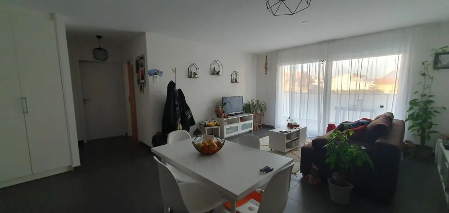 STANDING - 2.5 rooms on the 1st floor with parking space and swimming pool - Photo 4 of 7