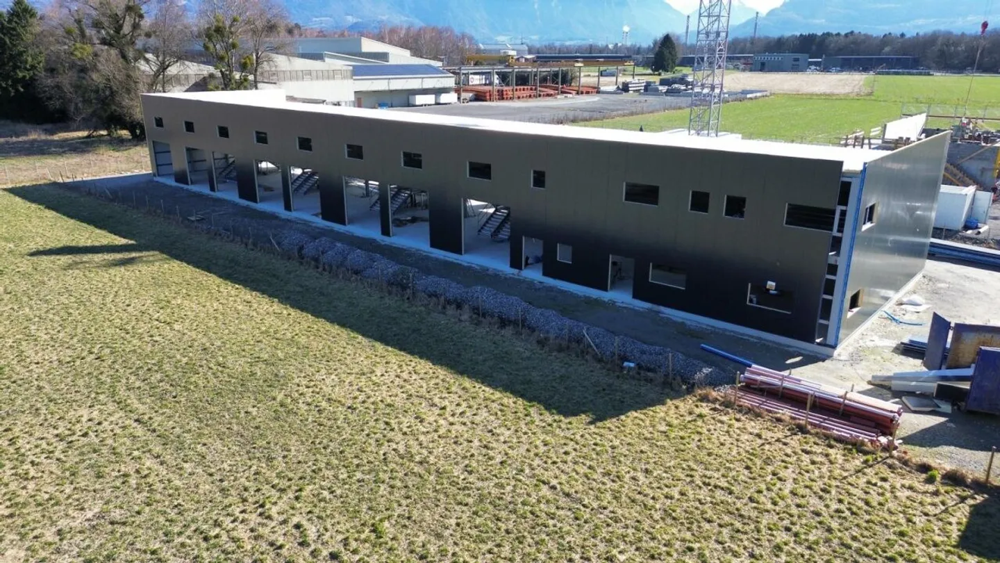 Mischgenutzte Industriehalle in Aigle - Foto 2 von 9