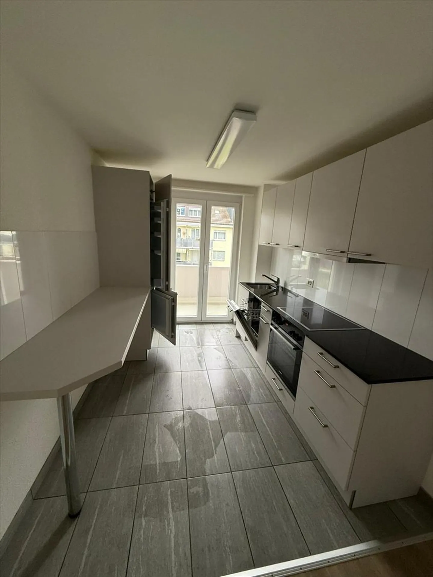 Appartement 2 pièces avec balcon et cuisine moderne, situé au centre de Reinach - Photo 3 sur 10