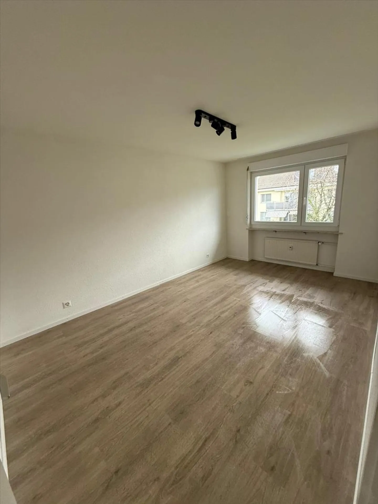 Appartement 2 pièces avec balcon et cuisine moderne, situé au centre de Reinach - Photo 5 sur 10