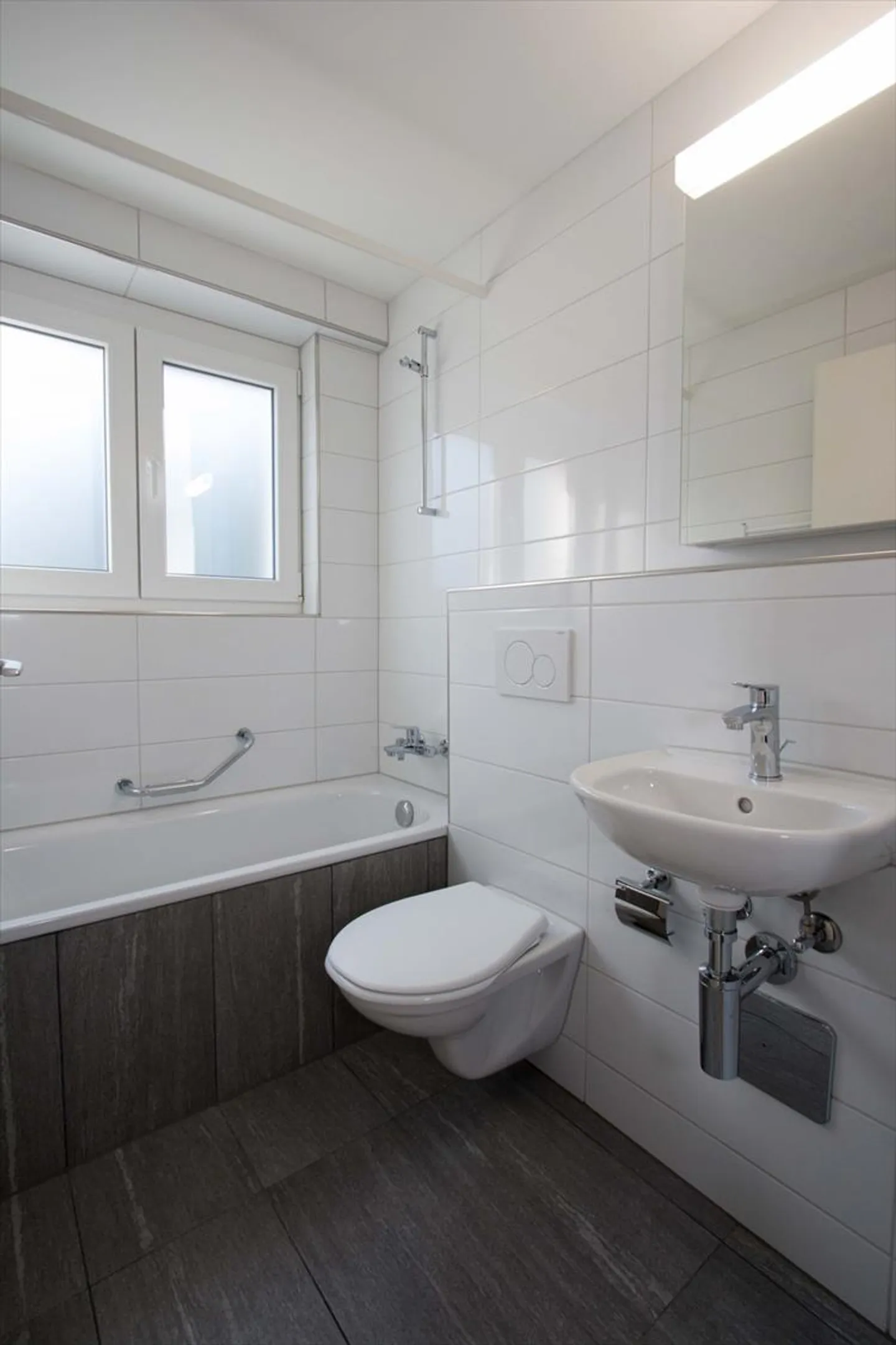 Appartement 2 pièces avec balcon et cuisine moderne, situé au centre de Reinach - Photo 6 sur 10