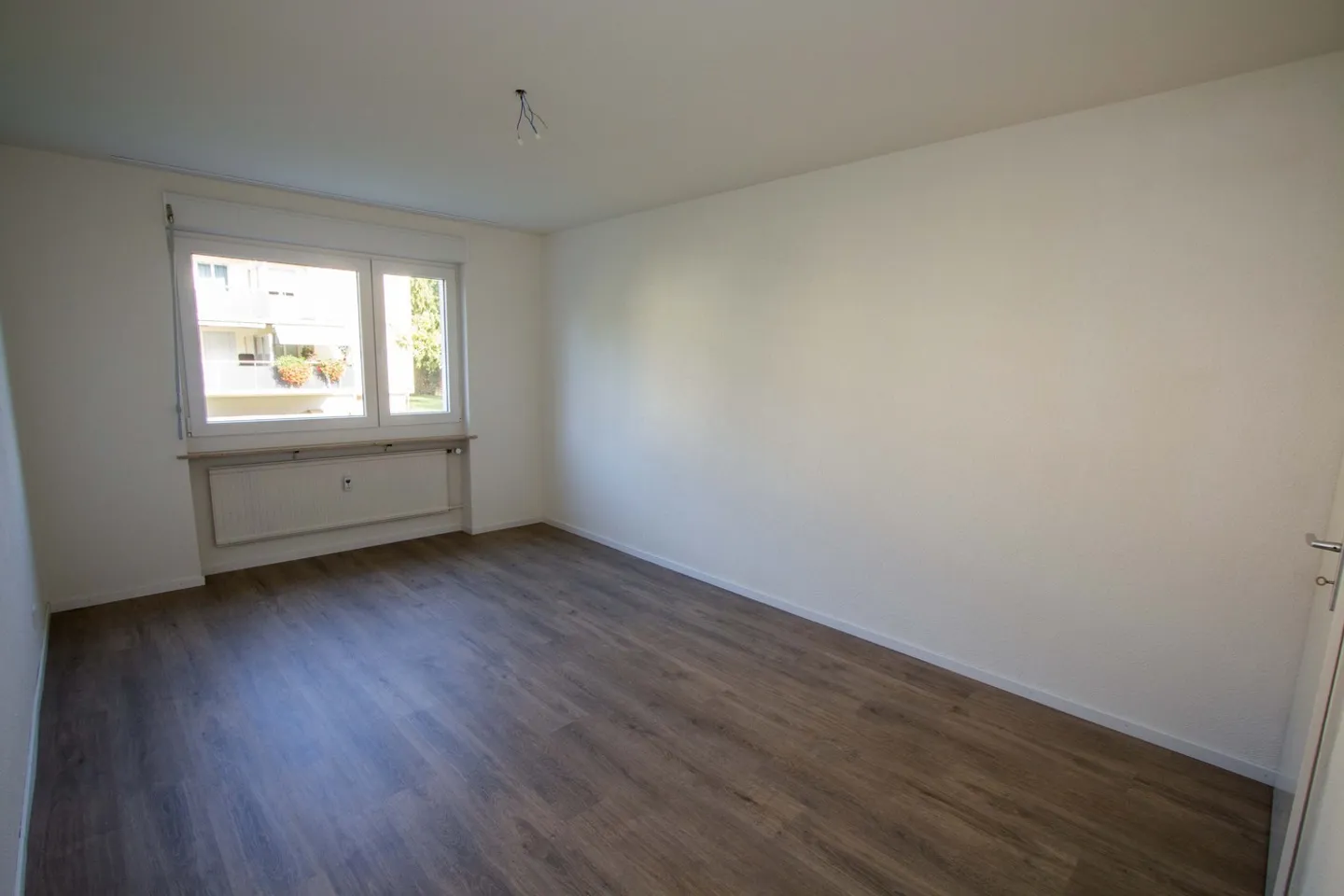 Appartement 2 pièces avec balcon et cuisine moderne, situé au centre de Reinach - Photo 4 sur 10