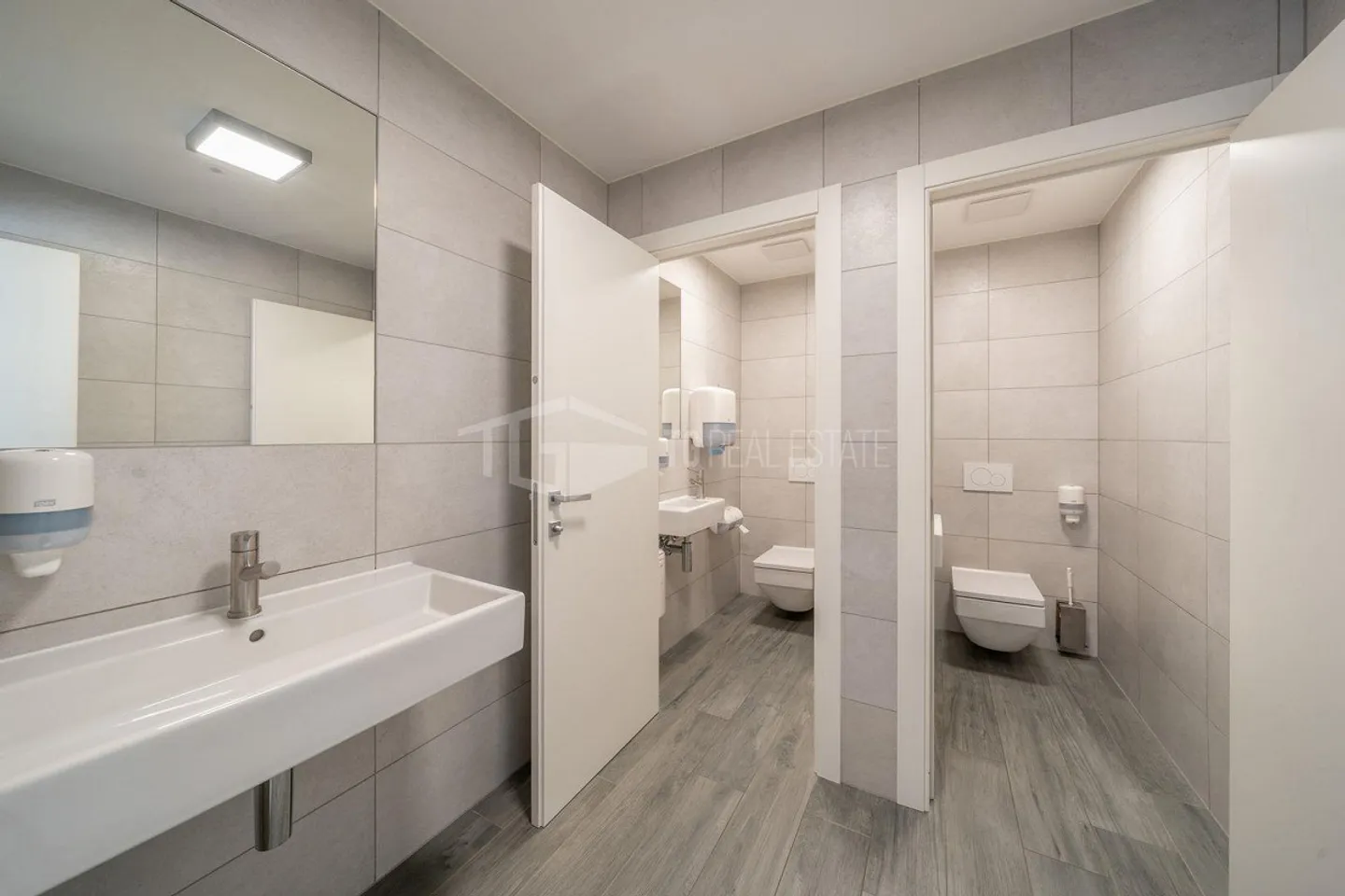 MODERN OFFICE IN MANNO | MODERNO UFFICIO A MANNO | MODERNO UFFICIO ... - Photo 12 of 13