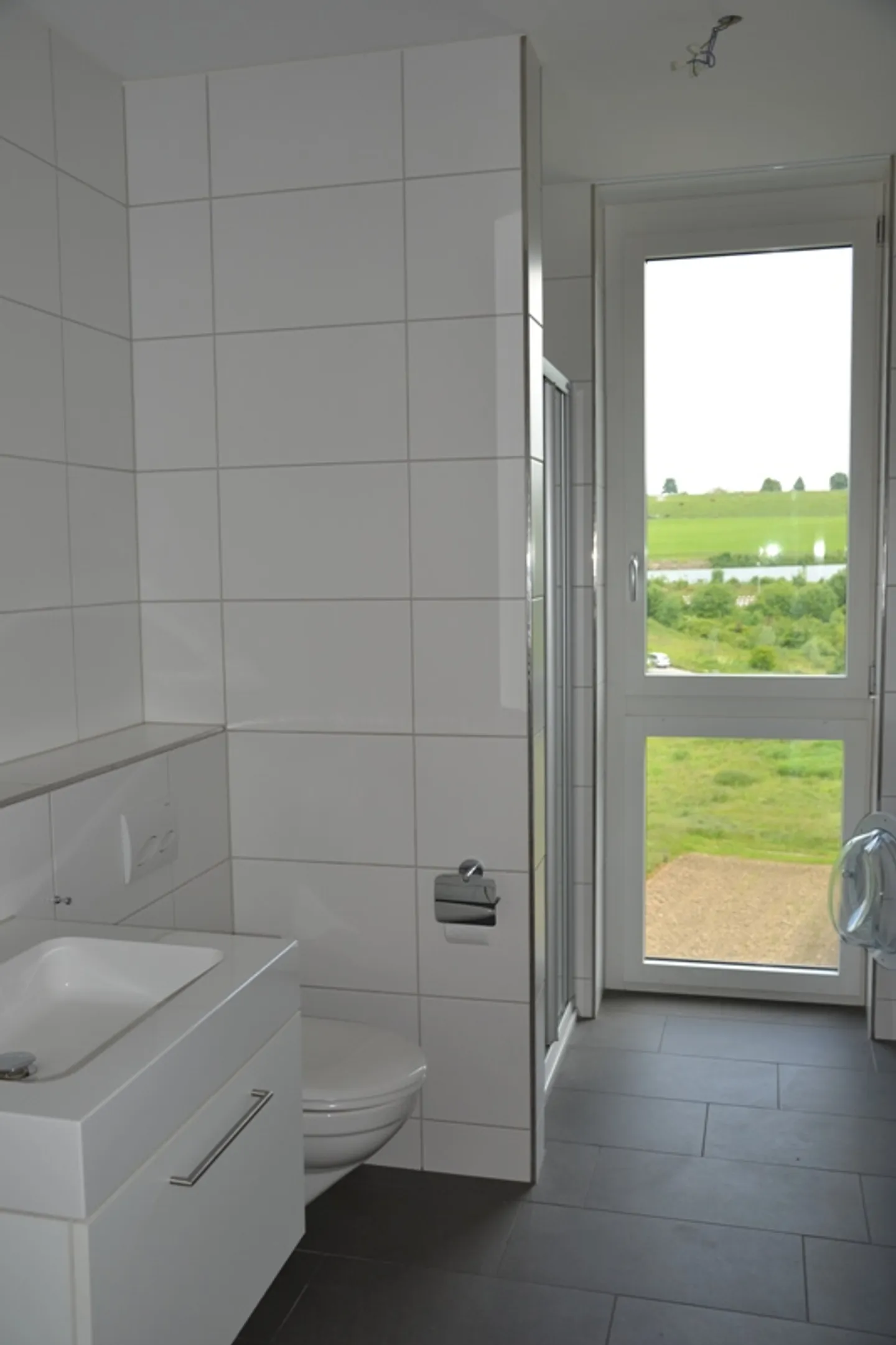 modern and spacious - Photo 4 of 7