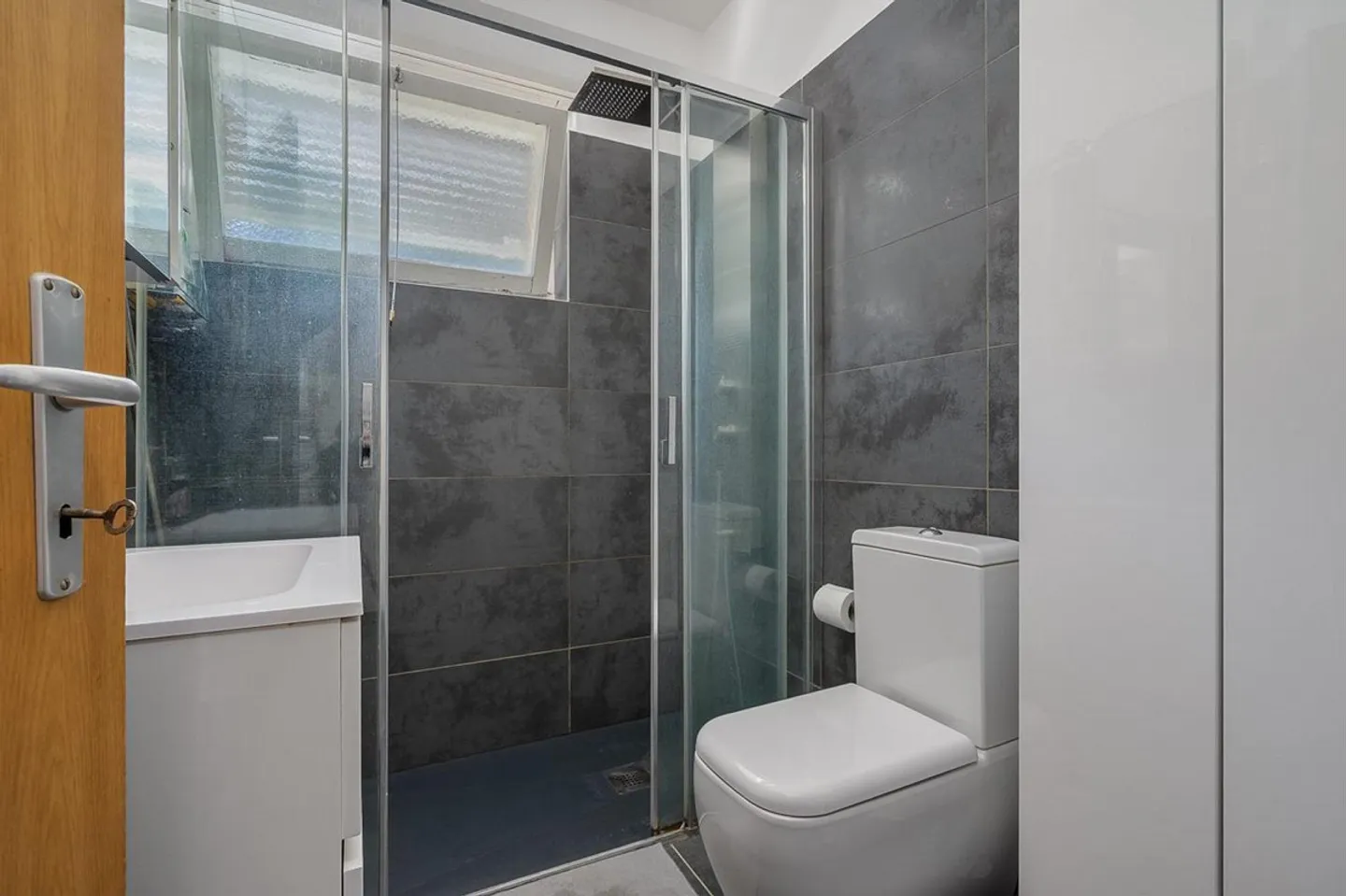 Bright Apartment with Balcony and Open View in Gravesano - Photo 6 of 9