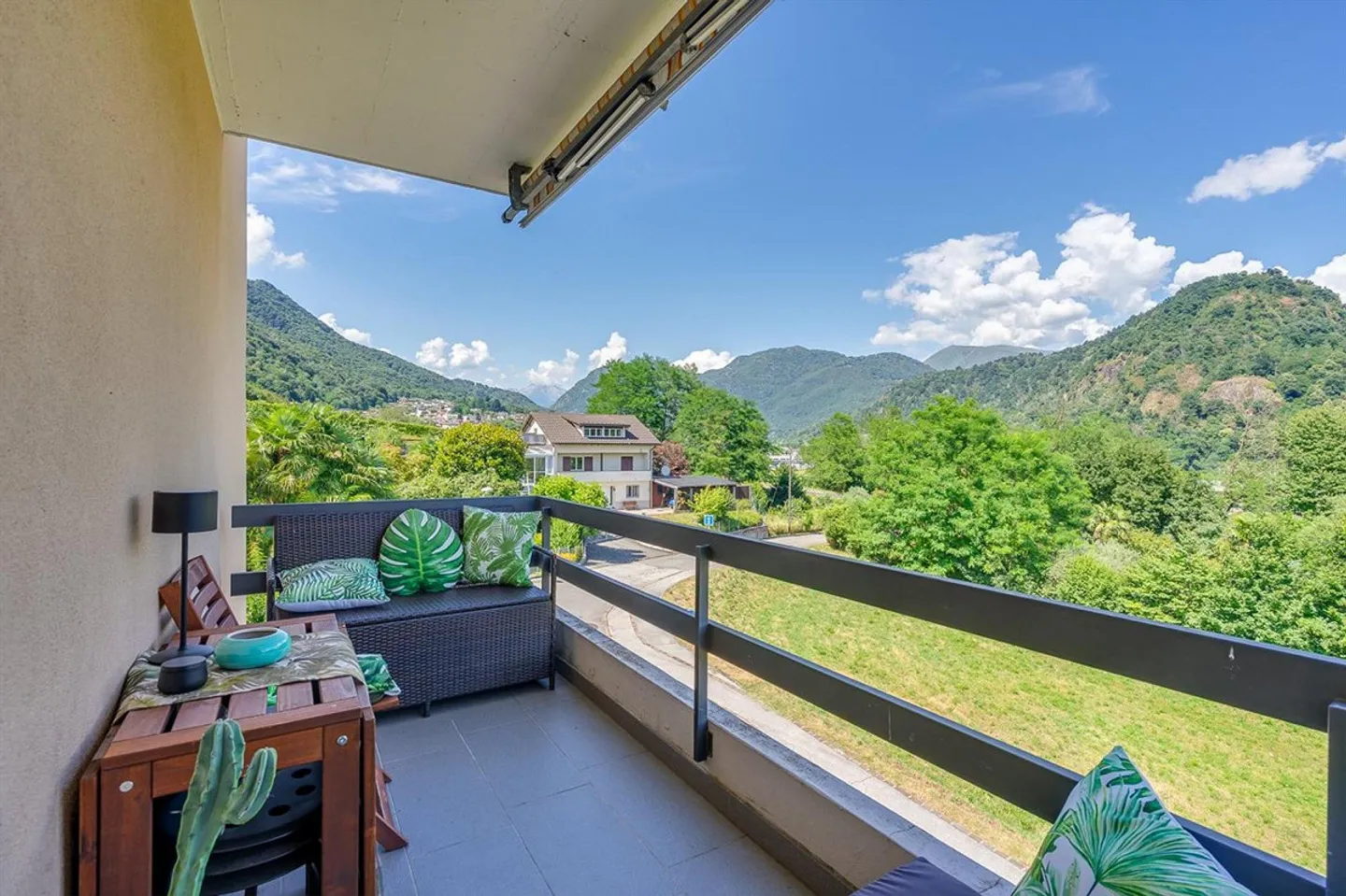 Bright Apartment with Balcony and Open View in Gravesano - Photo 8 of 9