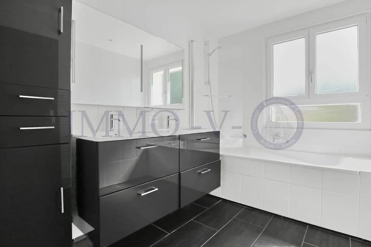 SPACIOUS VILLA WITH LARGE IDYLLIC GARDEN - Photo 11 of 11