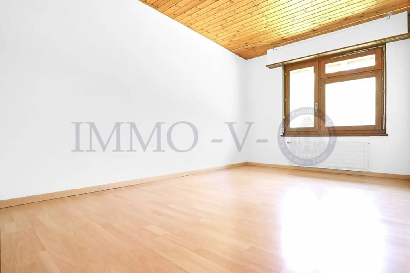 SPACIOUS VILLA WITH LARGE IDYLLIC GARDEN - Photo 9 of 11