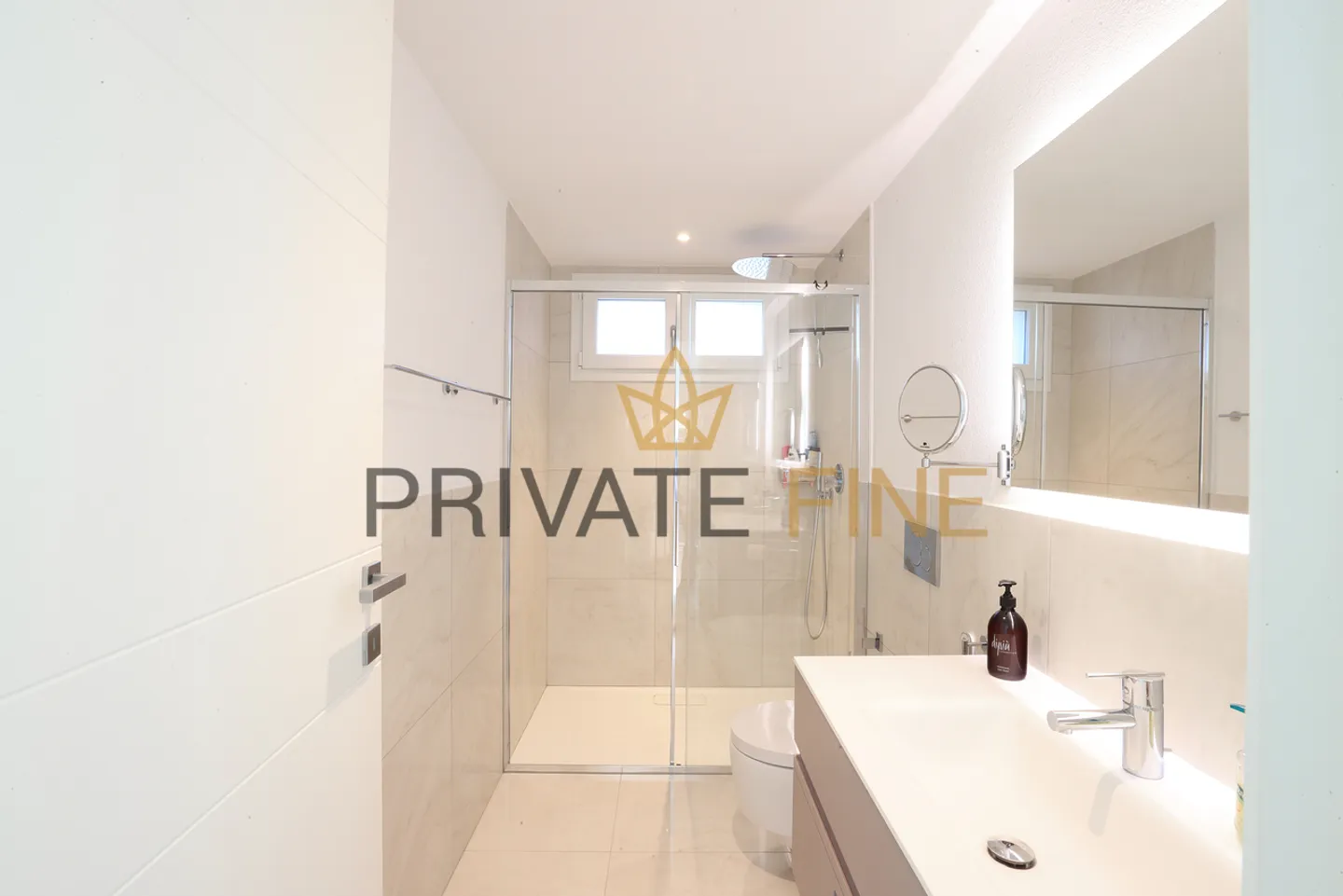 Villa moderna con piscina - Foto 5 di 6