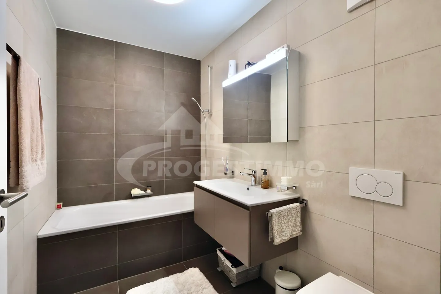 LIGHT, SPACE AND MODERNITY IN THE HEART OF LA RASSE - Photo 7 of 8