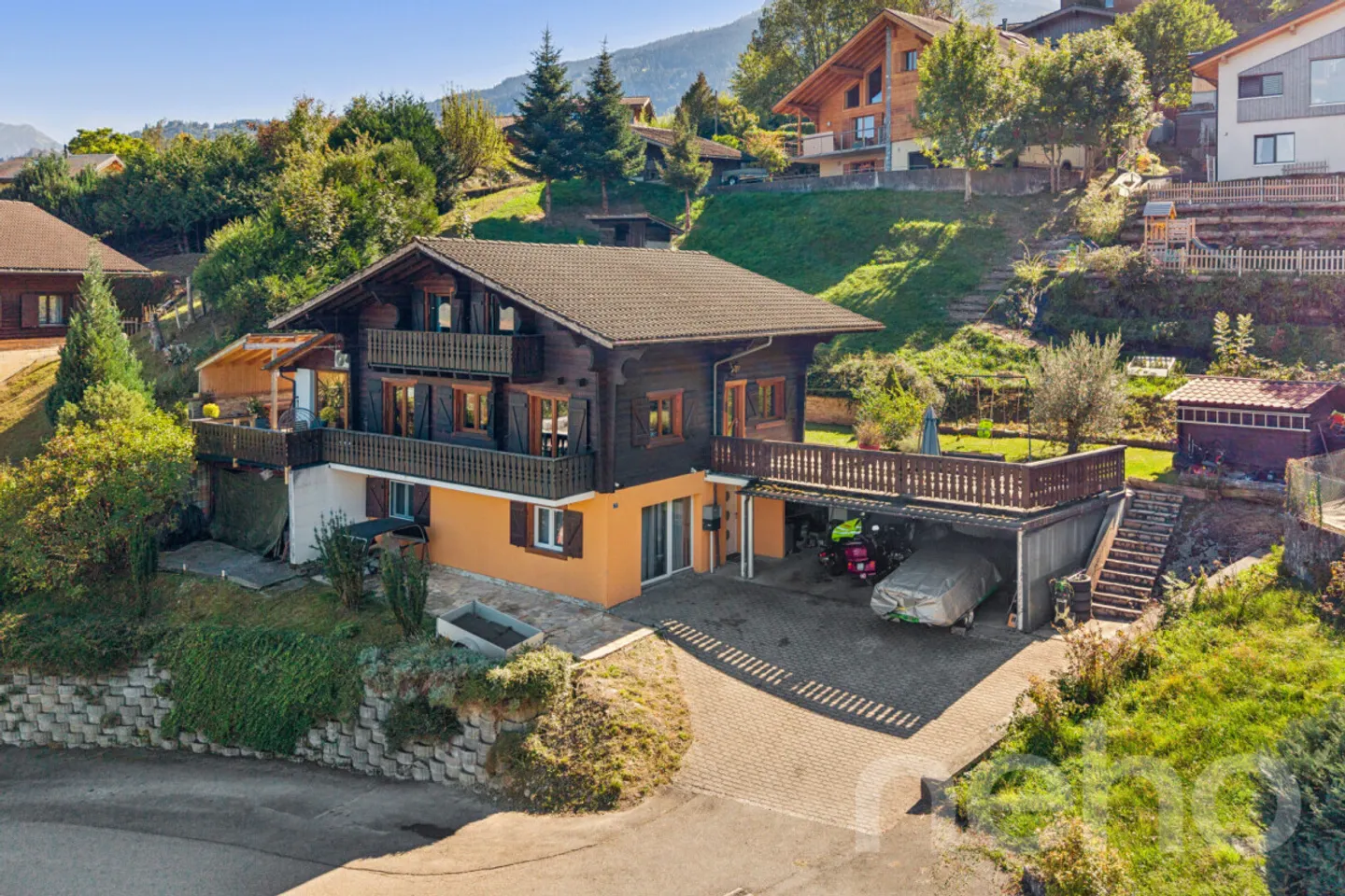 Chalet 8.5 + Studio und unverbauter Blick in einer gut gelegenen ruhigen Gegend - Foto 1 von 12
