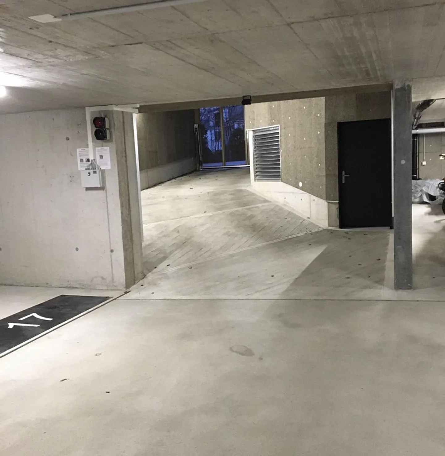 Place de parking à louer dans le centre de Kloten garage souterrain (nouvelle construction) - Photo 2 sur 5